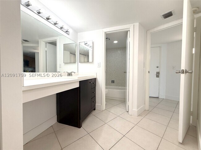 Building Photo - 3475 N Country Club Dr