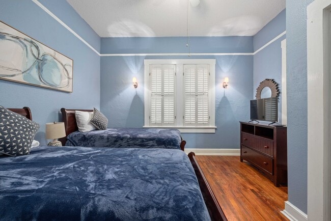 Building Photo - Charming Lakebottom Bungalow with Historic...