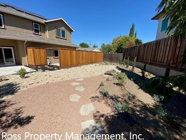 Building Photo - Immaculately Two Story Home Ready for Imme...