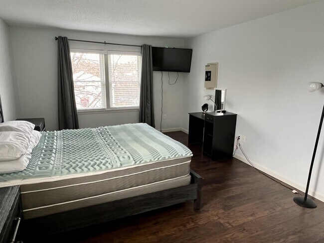 Building Photo - 690 S Porter St