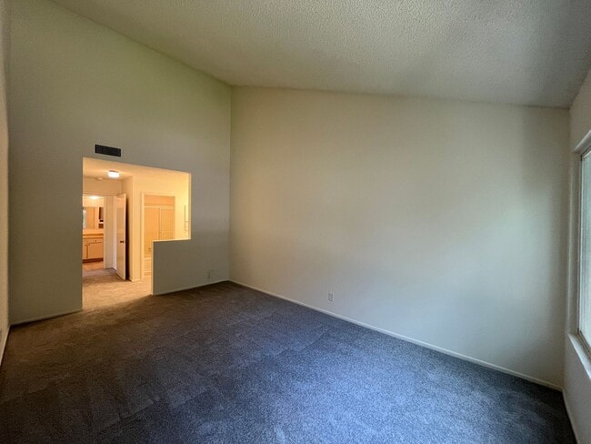 Building Photo - LOCATION! Move-in ready 2+2 w/parking, pool + balcony!