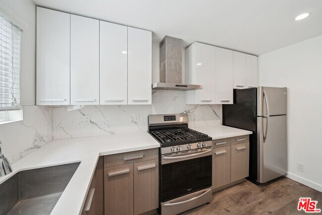 Building Photo - 252 S New Hampshire Ave