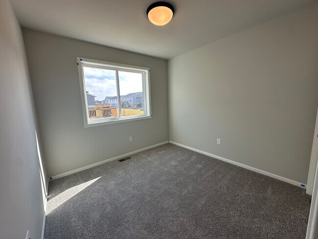 Building Photo - 4-Bedroom, 2-Bathroom Twin Home in South Fargo!