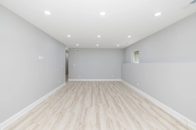 Building Photo - 1044 N Springfield Ave