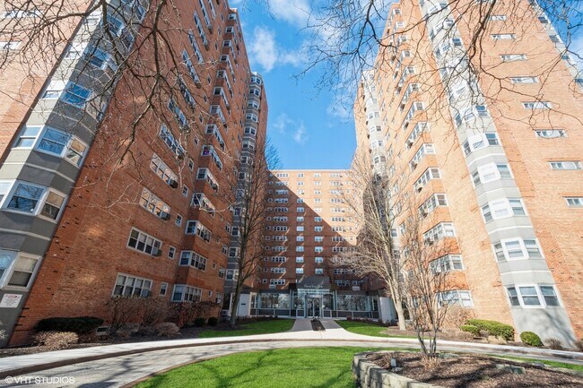 Primary Photo - 4950 N Marine Dr