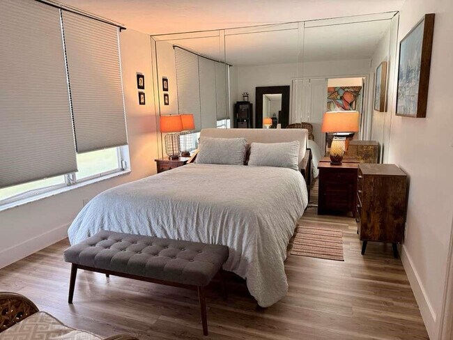 Building Photo - 2651 S Palm Aire Dr