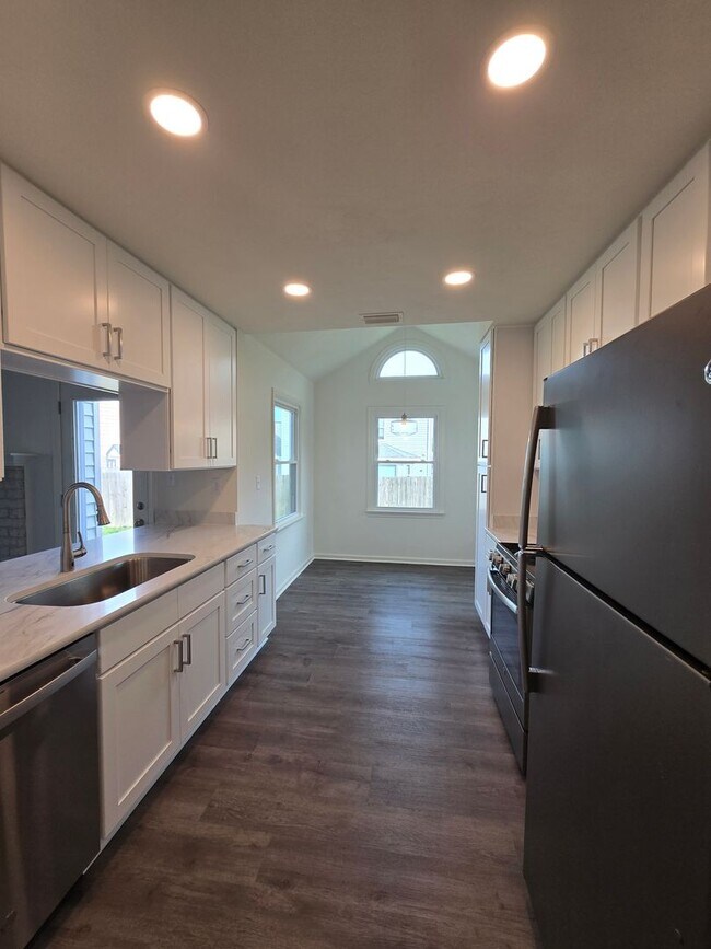 Building Photo - Beautifully renovated 4 bedroom home in Vi...