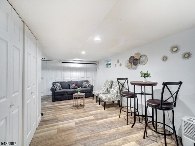 Building Photo - 605 Crescent Dr