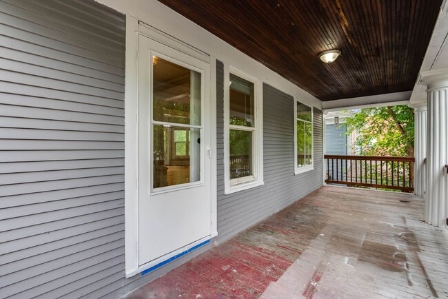 Building Photo - Beautifully Updated 4 BR/2 BA Upper-Level Duplex in Minneapolis with 2-Car Garage!