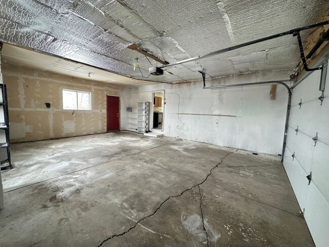 Building Photo - MOVE IN SPECIAL! Cozy 5 bedroom 2 bath Home - Erie