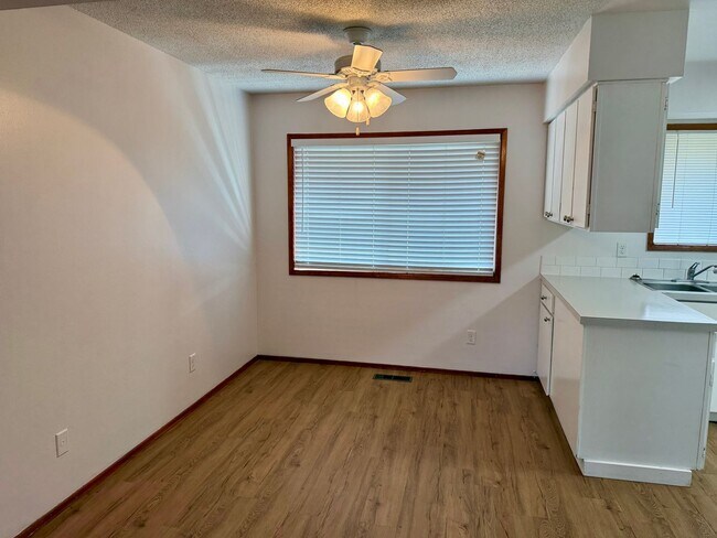 Building Photo - Kenilworth Mid-Century Plex, lives like a home