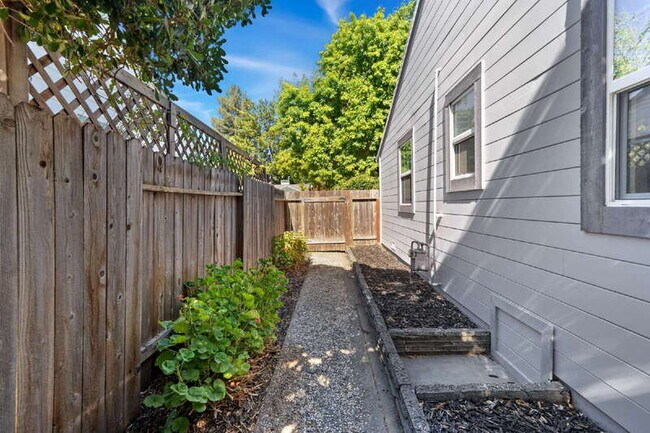 Building Photo - 4311 Cabrillo Way
