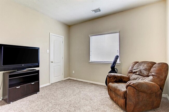 Building Photo - 9211 Hidden Lake E Dr