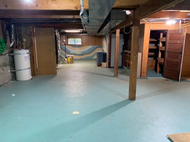 Building Photo - **Daisey King **