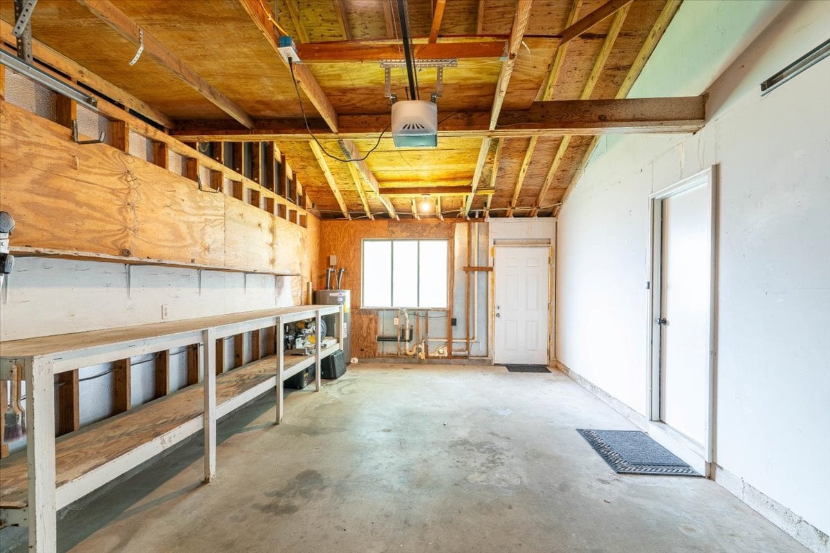 Garage - 817 N Lakeside Dr