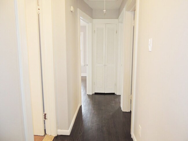 Building Photo - Updated 3 Bedroom - 1.5 Bathroom Cleveland...