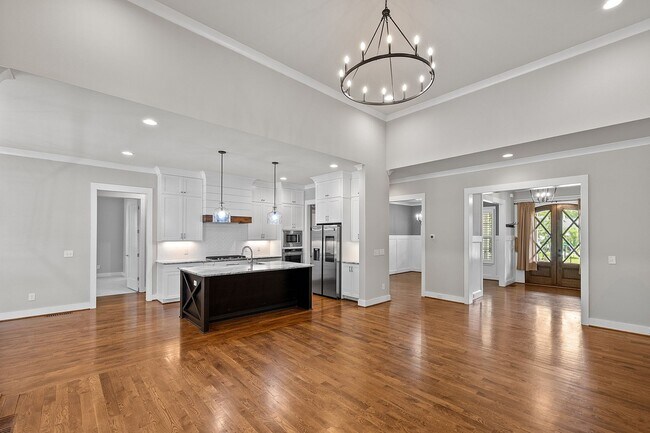 Building Photo - **Luxury 4/4 with Fenced in Yard**
