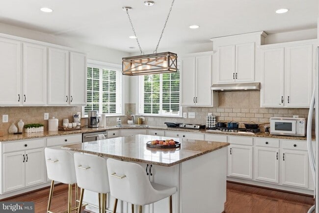 Building Photo - 6526 Wayside Pl