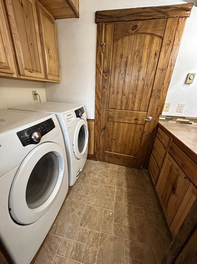 Building Photo - 253 W Main St