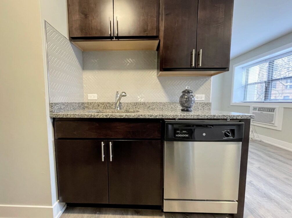 Building Photo - 529 W Surf St