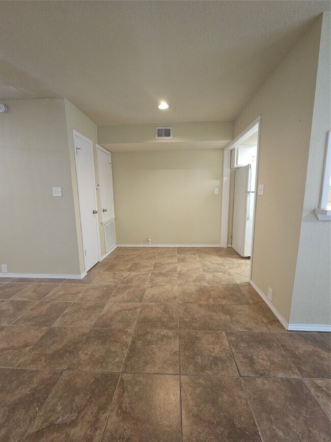 Building Photo - 3303 W Greenridge Dr