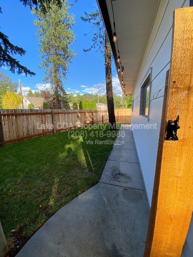 Building Photo - 3870 N Honeysuckle Dr