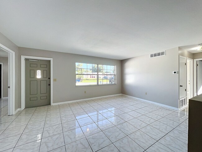 Building Photo - Centrally located in Altamonte Springs, Fl...