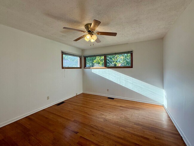 Building Photo - 6419 E Claytonia St