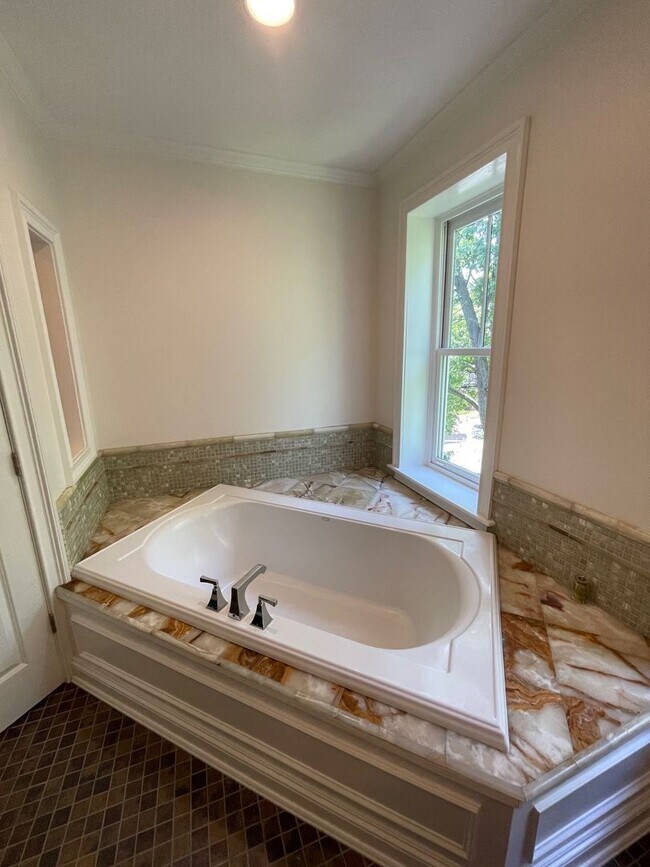 Building Photo - 107 Liberty St.