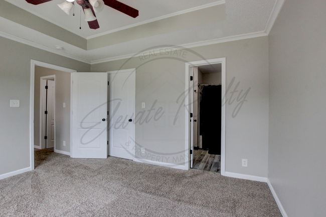 Building Photo - Three Bedroom On One Acre Lot in Clarksvil...