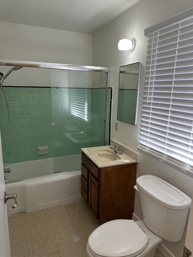 Building Photo - Modesto 1 Bedroom 1 Bathroom Duplex