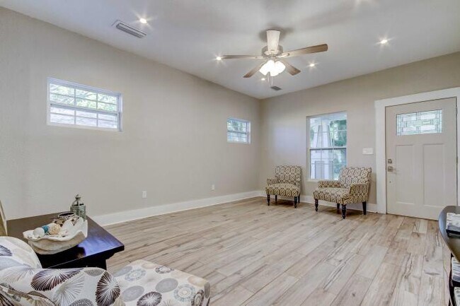 Building Photo - 3 bedroom in Tampa FL 33604