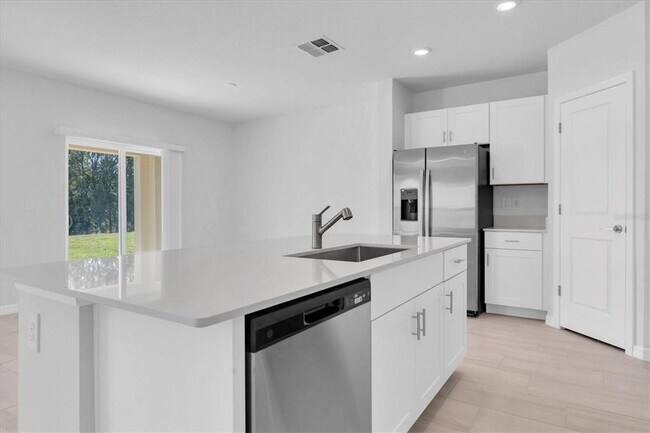 Building Photo - 17594 Pleasantview Blvd