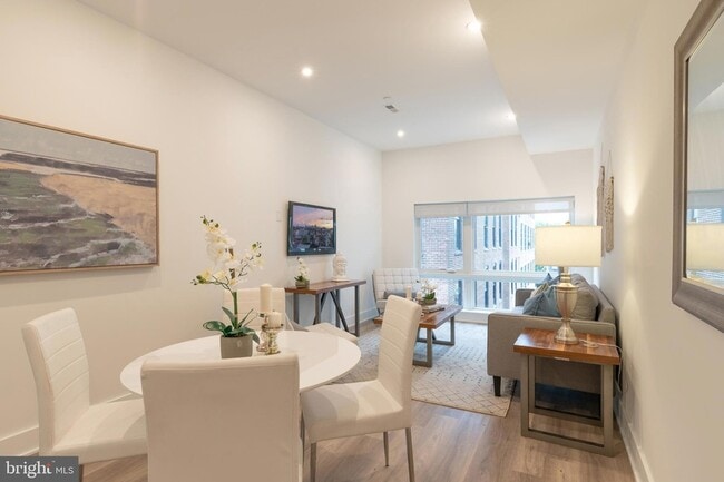 Building Photo - 1421-23-1423 E Columbia Ave