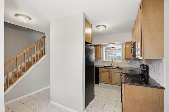 Building Photo - Stunning 3 Bedroom Townhome !