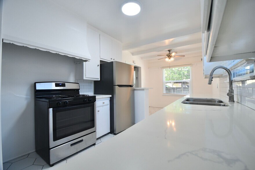 Building Photo - 5220 Radford Ave