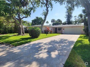 Building Photo - Beautiful 3+ Bed 3 Bath Beachside Pool Home