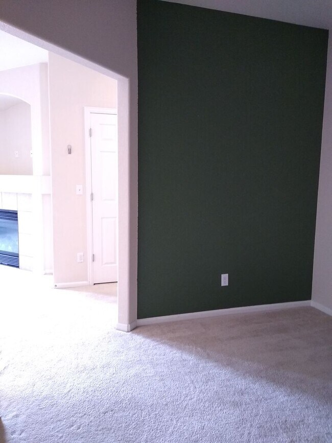 Building Photo - Super Fly 1 Bedroom with Large Study, 1 1/2 Bathrooms, Balcony, Reserved Parking AVAILABLE NOW