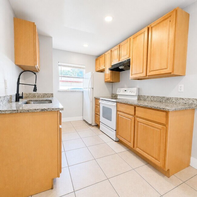 Building Photo - 1570/1572 CYPRESS DR