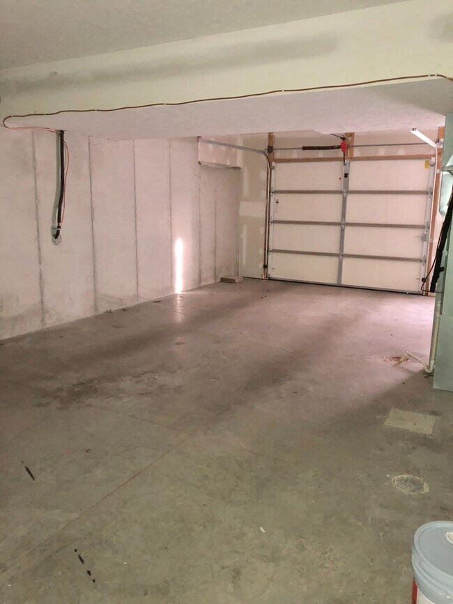 Building Photo - 2 Bdrm Avail July 2026;  $1,800 monthly