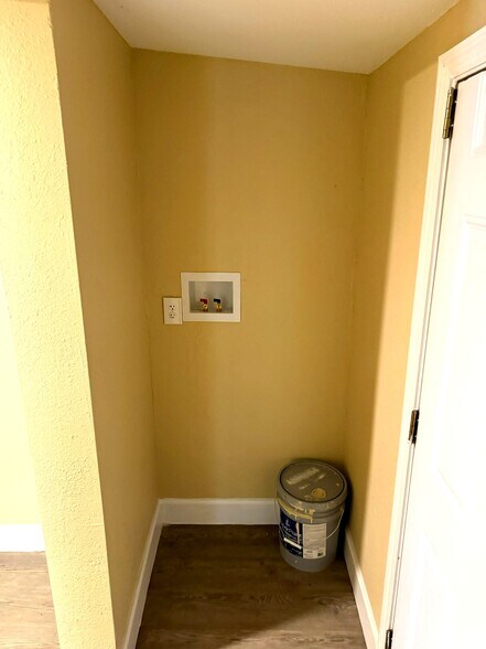 Building Photo - 803 Rushing St