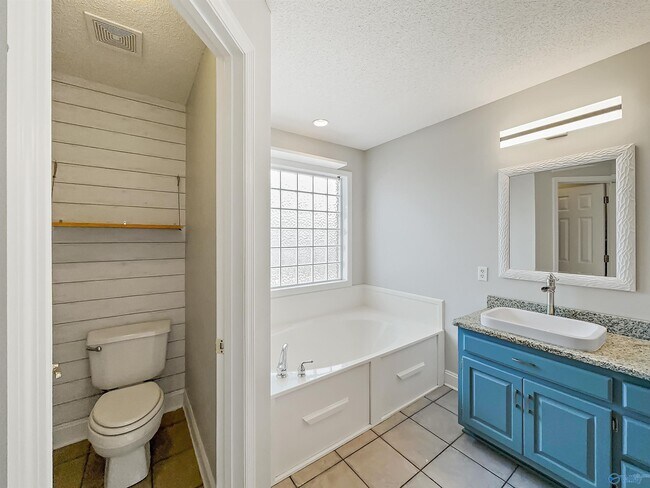 Building Photo - 93 Manor House Dr