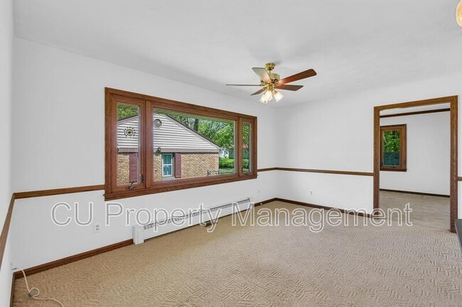 Building Photo - 1702 Golfview Dr