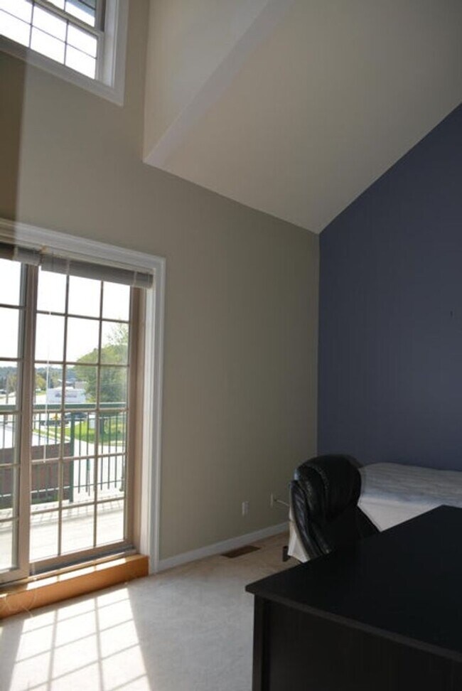 Building Photo - 3-bedroom, 2.5 bathroom partially furnished home in Saint Joseph