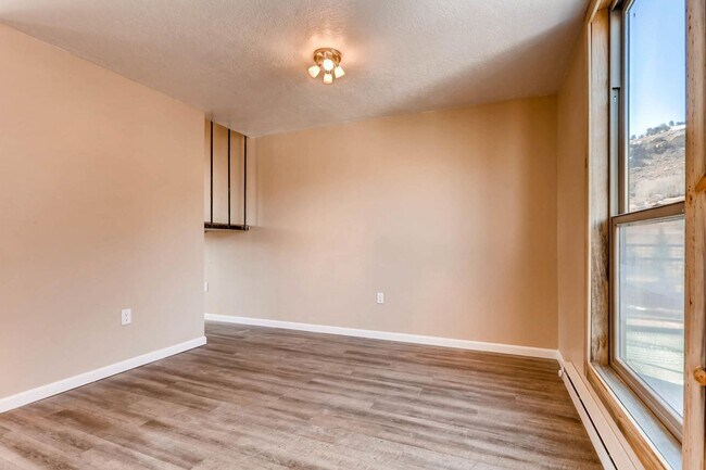 Building Photo - 390 Straight Creek Dr