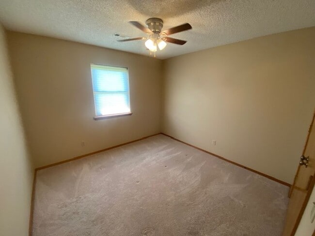 Building Photo - Adorable 2 Bedroom Home Near Downtown Rogers!