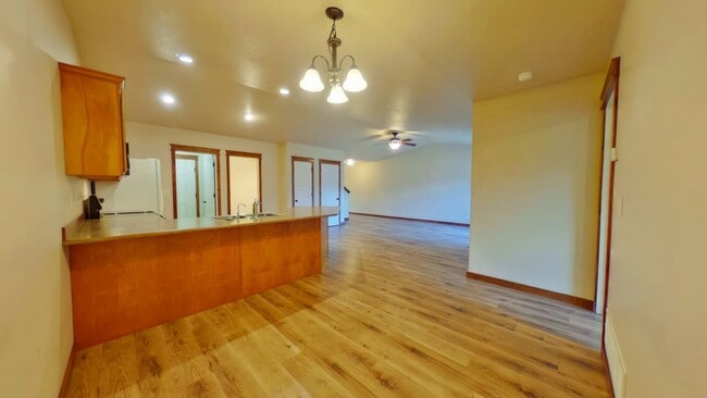 Building Photo - PET FRIENDLY! Beautiful 3 bedroom 2 1/4 bath townhouse in 4 Corners! Fenced backyard!