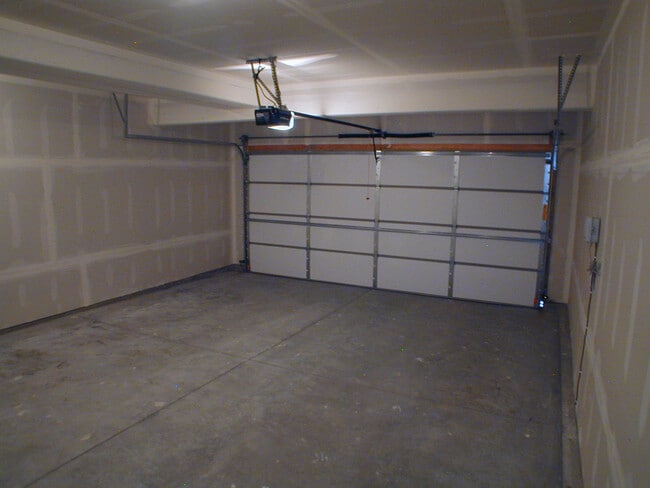 Building Photo - House For Lease