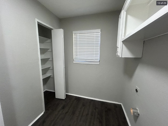 Building Photo - 2801 Meadowview Dr