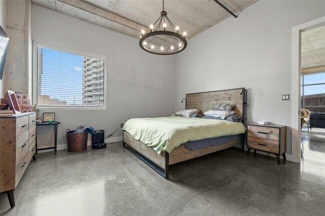 Building Photo - 800 W 5th St